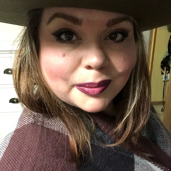 Meet your Posher, Melanie - Picture 1 of 2